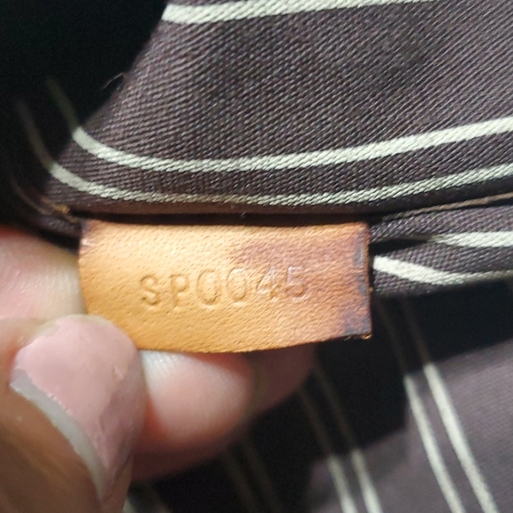 Authentic Louis Vuitton Antigua Cabas GM - Picture 4 of 17